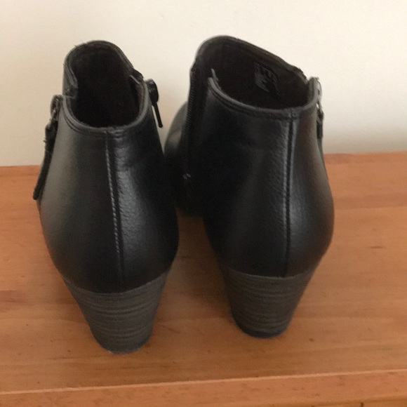 Clarks Ultimate Comfort Black Ankle Booties! Sz 8 - Picture 4 of 8